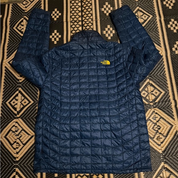 The Northface men’s size L light puffer, great colors and look - Picture 4 of 4